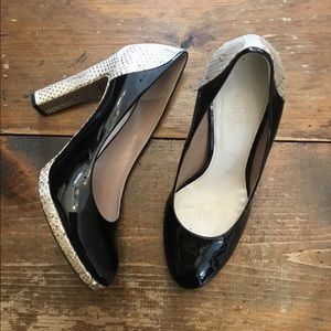 CHLOE BLK PAT/SNAKE ROUND TOE STACK HEEL PUMP *8.5